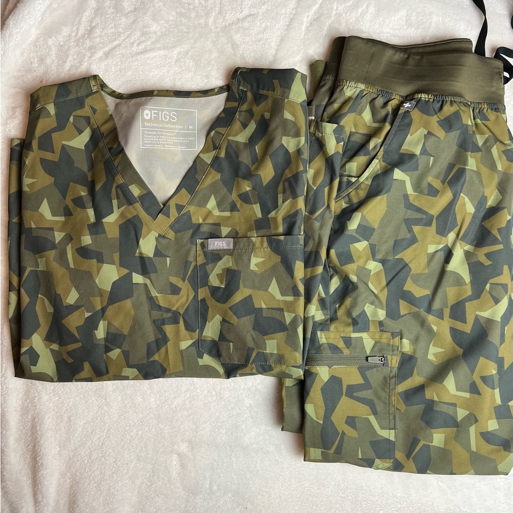 Figs FREEx Women’s Green Camo Scrub Set